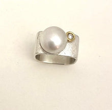 Load image into Gallery viewer, Large Mabe Pearl and Gold Ring