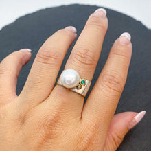 Load image into Gallery viewer, Large Mabe Pearl and Gold Ring