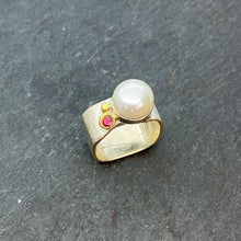 Load image into Gallery viewer, Large Mabe Pearl and Gold Ring