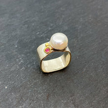 Load image into Gallery viewer, Large Mabe Pearl and Gold Ring