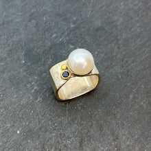 Load image into Gallery viewer, Large Mabe Pearl and Gold Ring