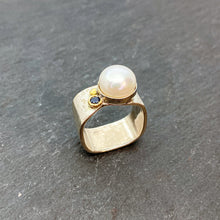 Load image into Gallery viewer, Large Mabe Pearl and Gold Ring
