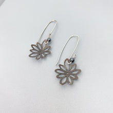 Load image into Gallery viewer, Oxidized Silver Flower Earrings