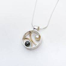Load image into Gallery viewer, Pearl Round Frame Necklace