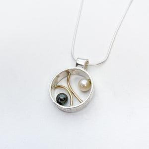 Pearl Round Frame Necklace