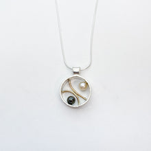Load image into Gallery viewer, Pearl Round Frame Necklace