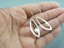 Load image into Gallery viewer, Hammered Open Leaf Pearl Earrings
