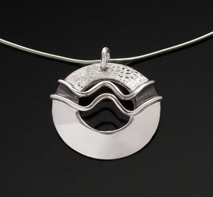 Balance Double Wave Single Disc Necklace