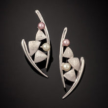 Load image into Gallery viewer, Dancing Kite Pearl Earrings
