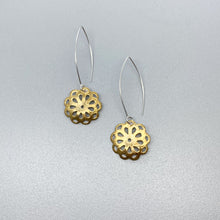 Load image into Gallery viewer, Gold Flower Earrings