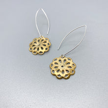Load image into Gallery viewer, Gold Flower Earrings