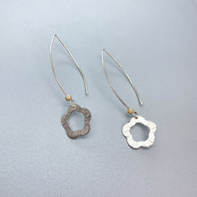 Load image into Gallery viewer, Silver Flower Earrings